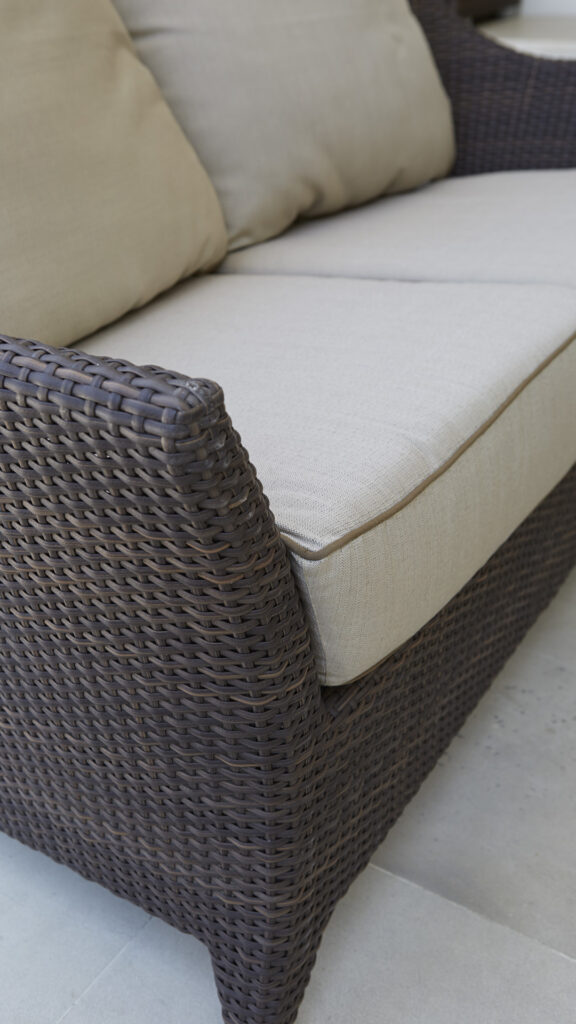 2022 Skyline Design MALTA LOVESEAT MOCCA Polypeel 7 mm 04