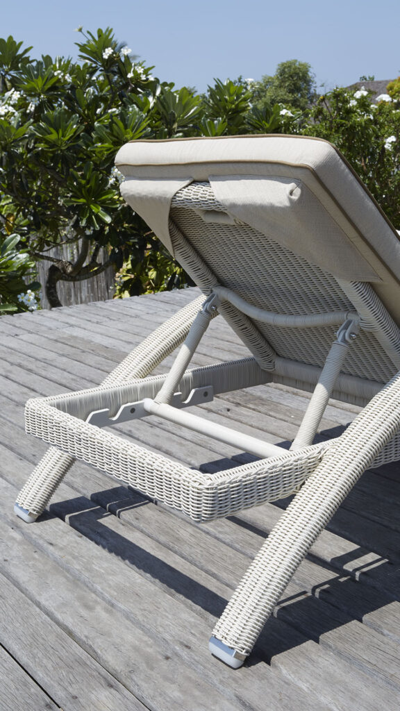 22852 Imperial Skyline Design LOUNGER TABLE WHITE WASH POLYROD 3 mm 05