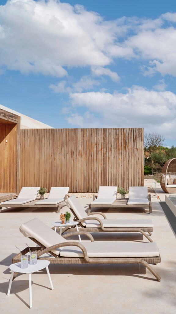 22852.PR IMPERIAL Skyline Design LOUNGER Seashell Polyrod 04