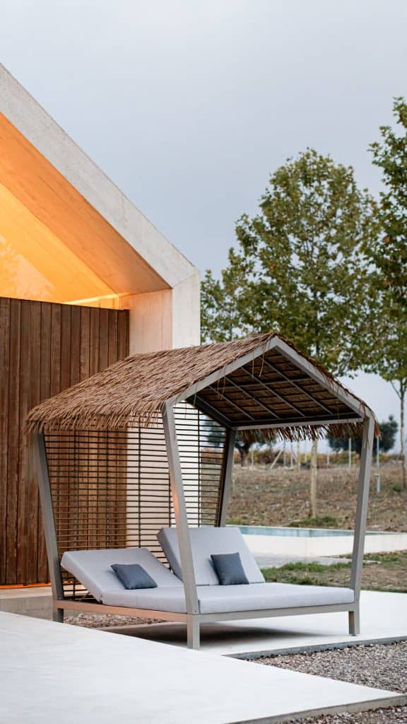 23508_Daybed Shelter_Thatch Polypeel 10mm_Skyline_3