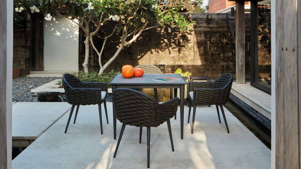 23518.01_SQ Dining Table Serpent_Aluminum Carbon_Skyline_3