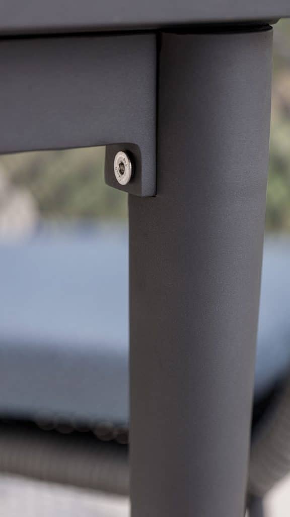 23518.01_SQ Dining Table Serpent_Aluminum Carbon_Skyline_4