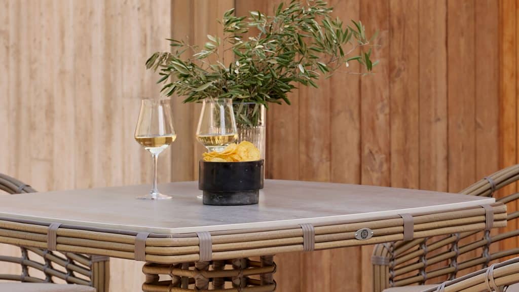 23678_Bar Table Ruby_Kubu Mushroom NP15mm_Skyline_2