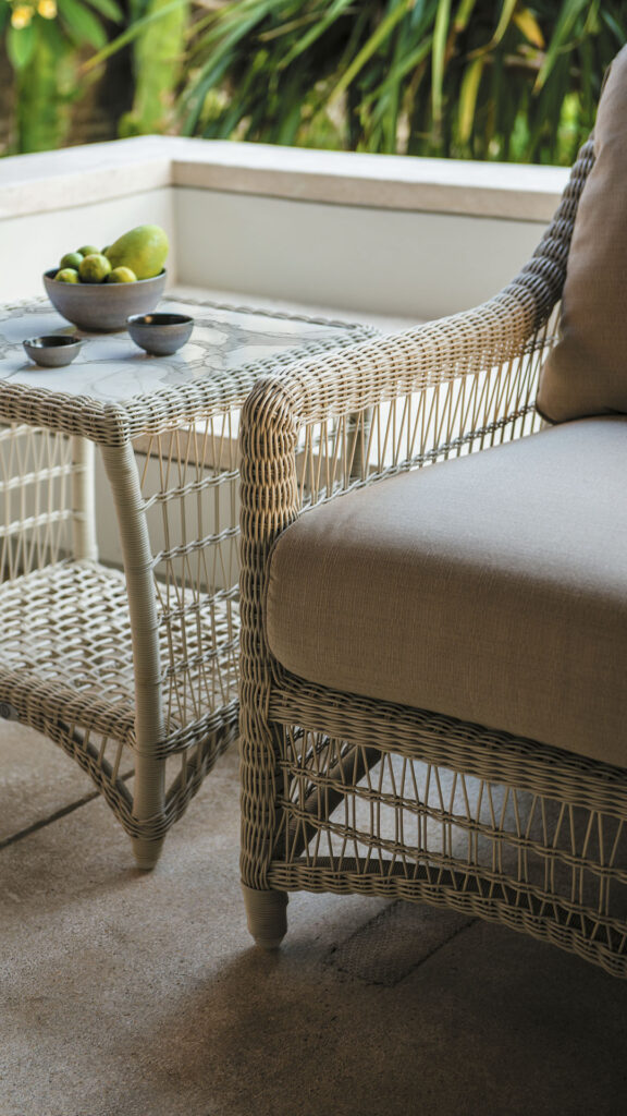 4605-Side-Table-Arena-Seashell-Polyrod-Skyline-Design-08