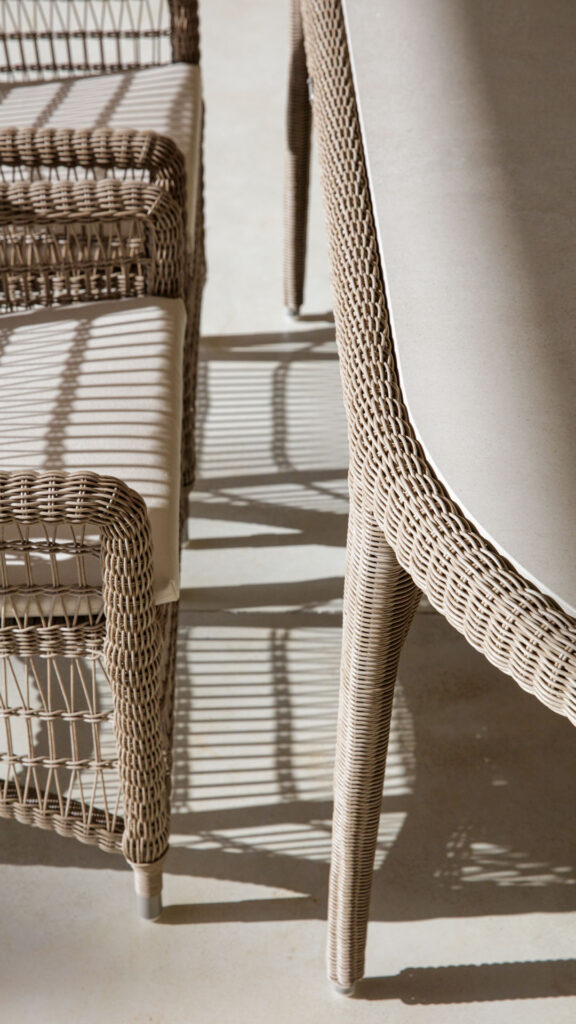 4608.22 Arena Skyline Design Dining Table Seashell Polyrod 04