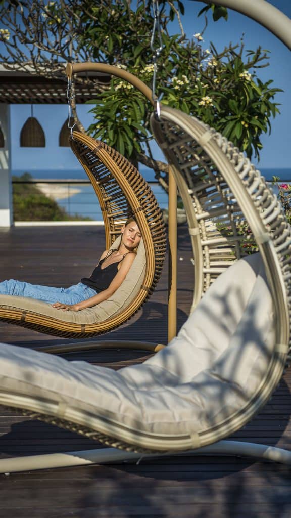 HANGING_CHAIRS_Skyline_CHRISTINE_07